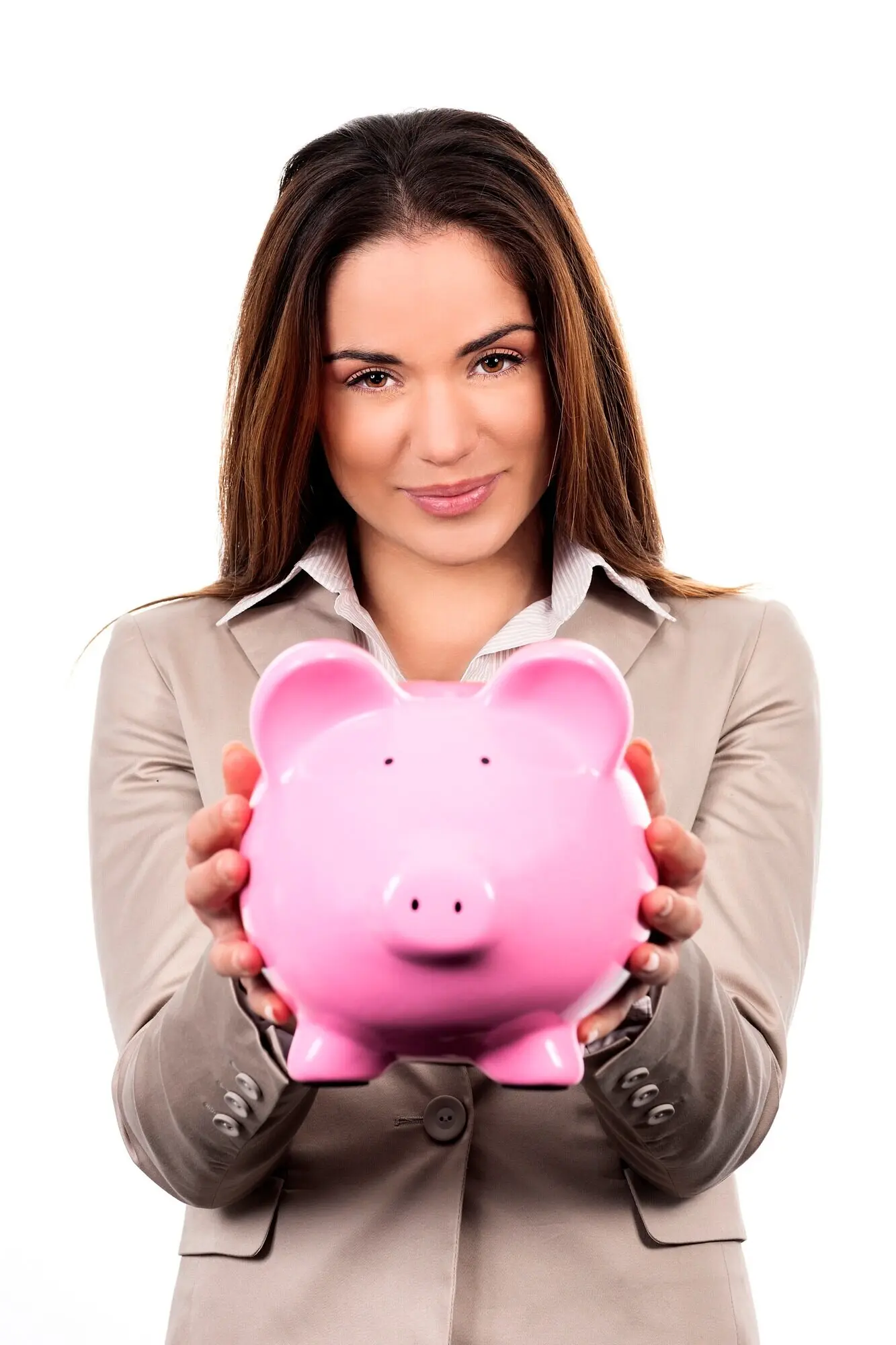 Niedliche Frau mit Sparschwein vor weißem Hintergrund.