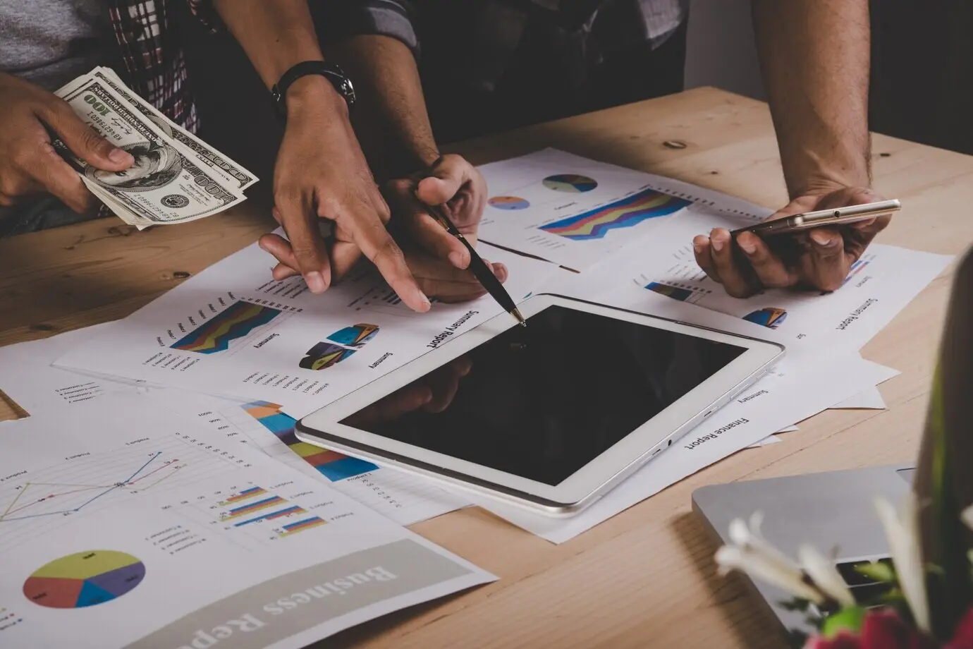 Nahaufnahme von Geschäftsleuten, die bei einer Besprechung während einer Diskussion mit einem Geschäftsdokument arbeiten.